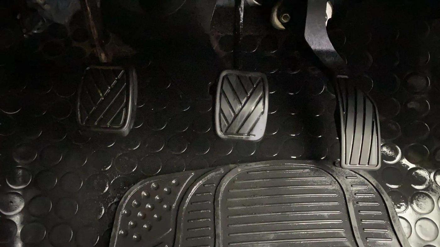 2014 Maruti Swift VXI, Petrol, Manual, 75,030 km, Pedals