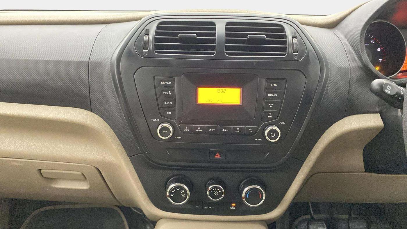 2018 Mahindra TUV300 T6 PLUS, Diesel, Manual, 26,676 km, Air Conditioner