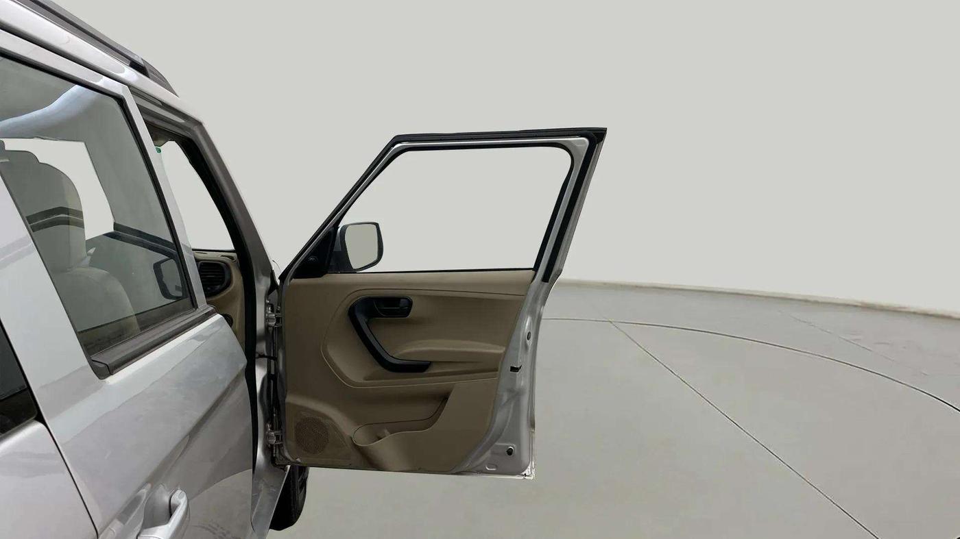2018 Mahindra TUV300 T6 PLUS, Diesel, Manual, 26,676 km, RHS Front Door