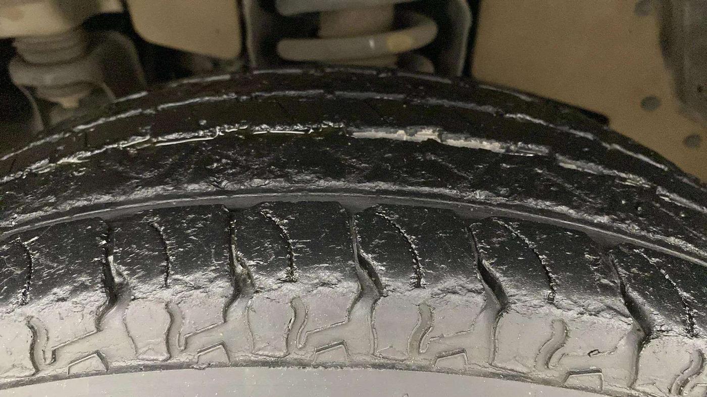 2018 Mahindra TUV300 T6 PLUS, Diesel, Manual, 26,676 km, Left Front Tyre Tread