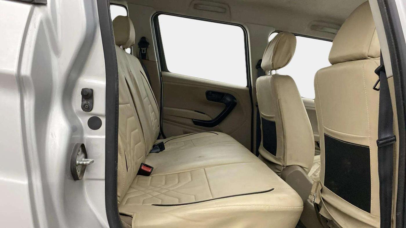 2018 Mahindra TUV300 T6 PLUS, Diesel, Manual, 26,676 km, Right Side Rear Door Cabin