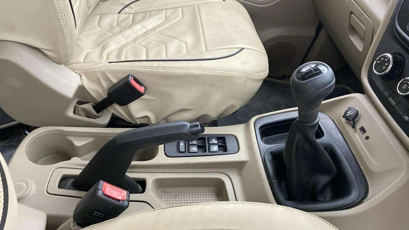 2018 Mahindra TUV300 T6 PLUS, Diesel, Manual, 26,676 km, Gear Lever