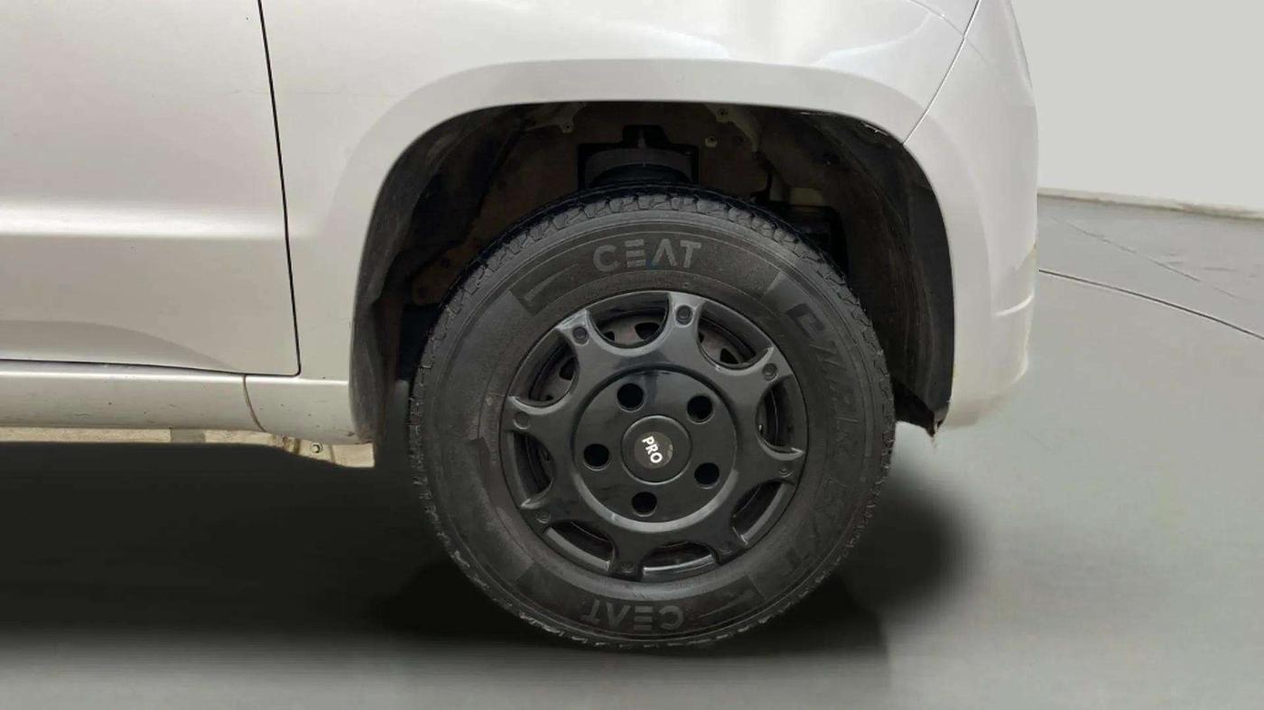 2018 Mahindra TUV300 T6 PLUS, Diesel, Manual, 26,676 km, Right Front Wheel