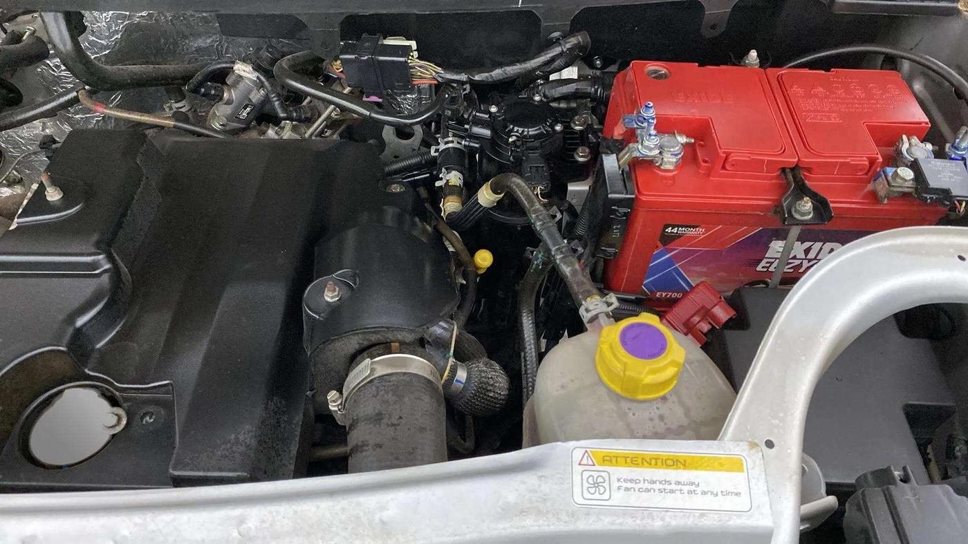 2018 Mahindra TUV300 T6 PLUS, Diesel, Manual, 26,676 km, Engine View - Left