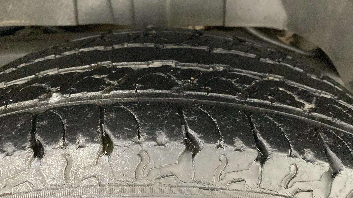 2018 Mahindra TUV300 T6 PLUS, Diesel, Manual, 26,676 km, Left Rear Tyre Tread