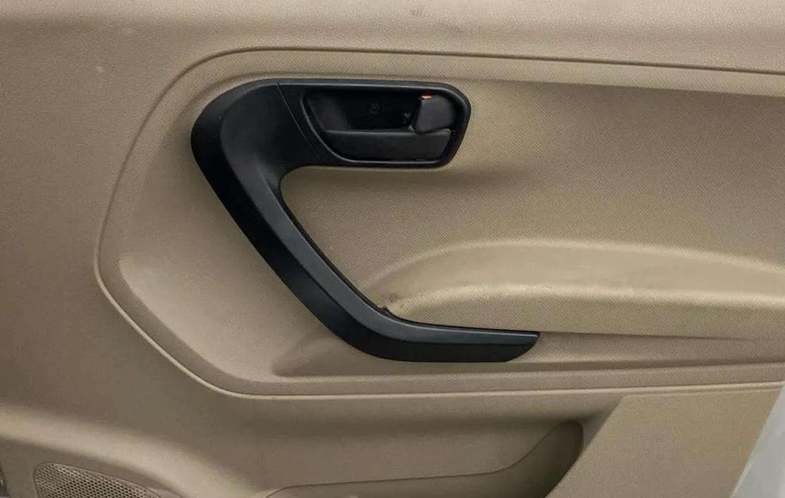2018 Mahindra TUV300 T6 PLUS, Diesel, Manual, 26,676 km, Driver Side Door Panels Control