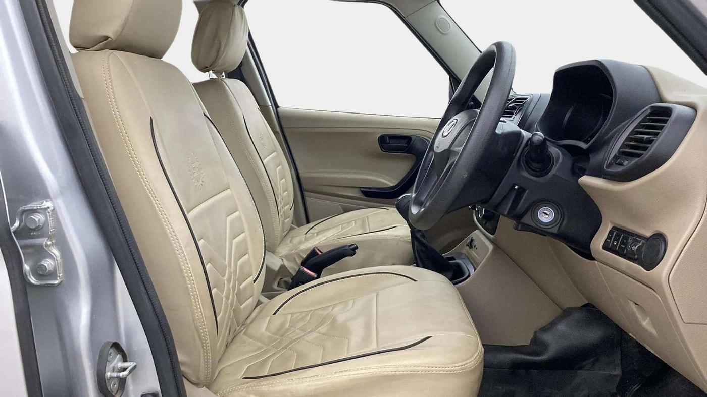 2018 Mahindra TUV300 T6 PLUS, Diesel, Manual, 26,676 km, Right Side Front Door Cabin