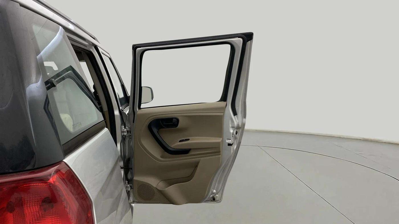 2018 Mahindra TUV300 T6 PLUS, Diesel, Manual, 26,676 km, RHS Rear Door