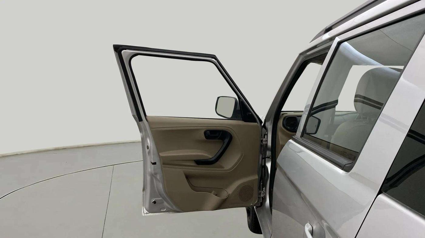 2018 Mahindra TUV300 T6 PLUS, Diesel, Manual, 26,676 km, LHS Front Door