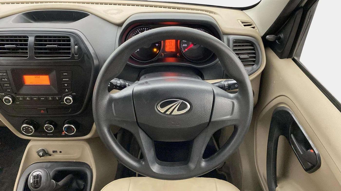 2018 Mahindra TUV300 T6 PLUS, Diesel, Manual, 26,676 km, Steering Wheel Close Up