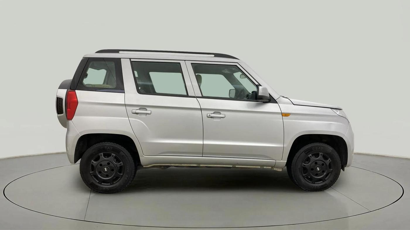 2018 Mahindra TUV300 T6 PLUS, Diesel, Manual, 26,676 km, Right Side View