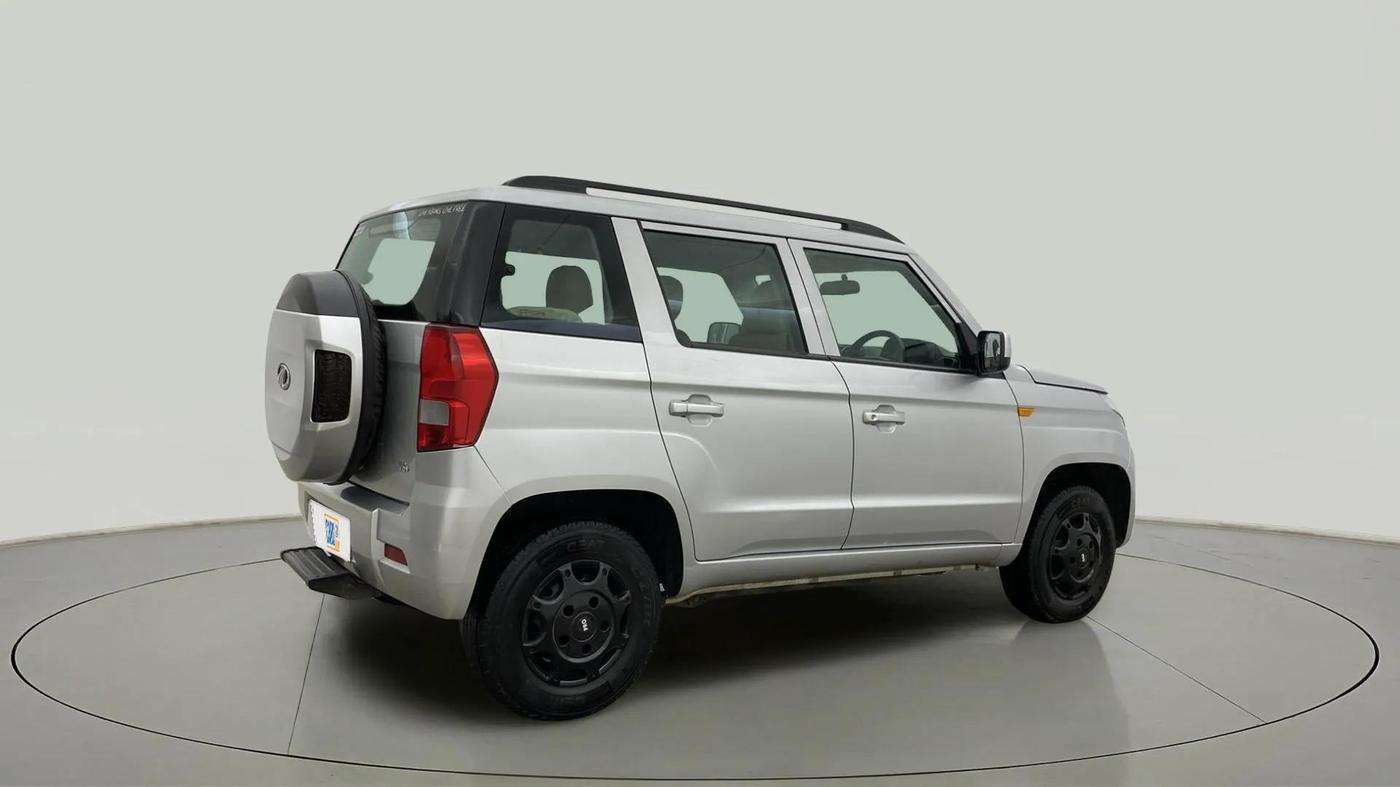 2018 Mahindra TUV300 T6 PLUS, Diesel, Manual, 26,676 km, Right Back Diagonal