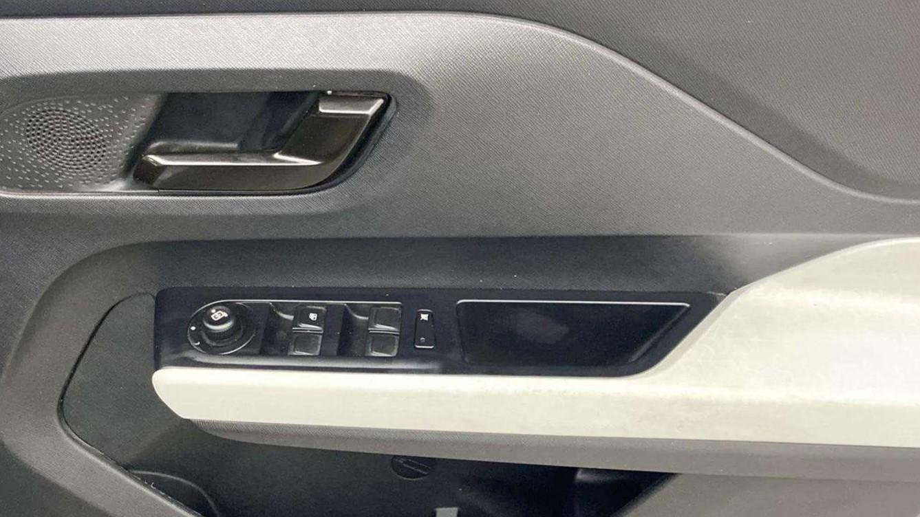 2022 Tata PUNCH ACCOMPLISHED MT, Petrol, Manual, 32,117 km, Driver Side Door Panels Control