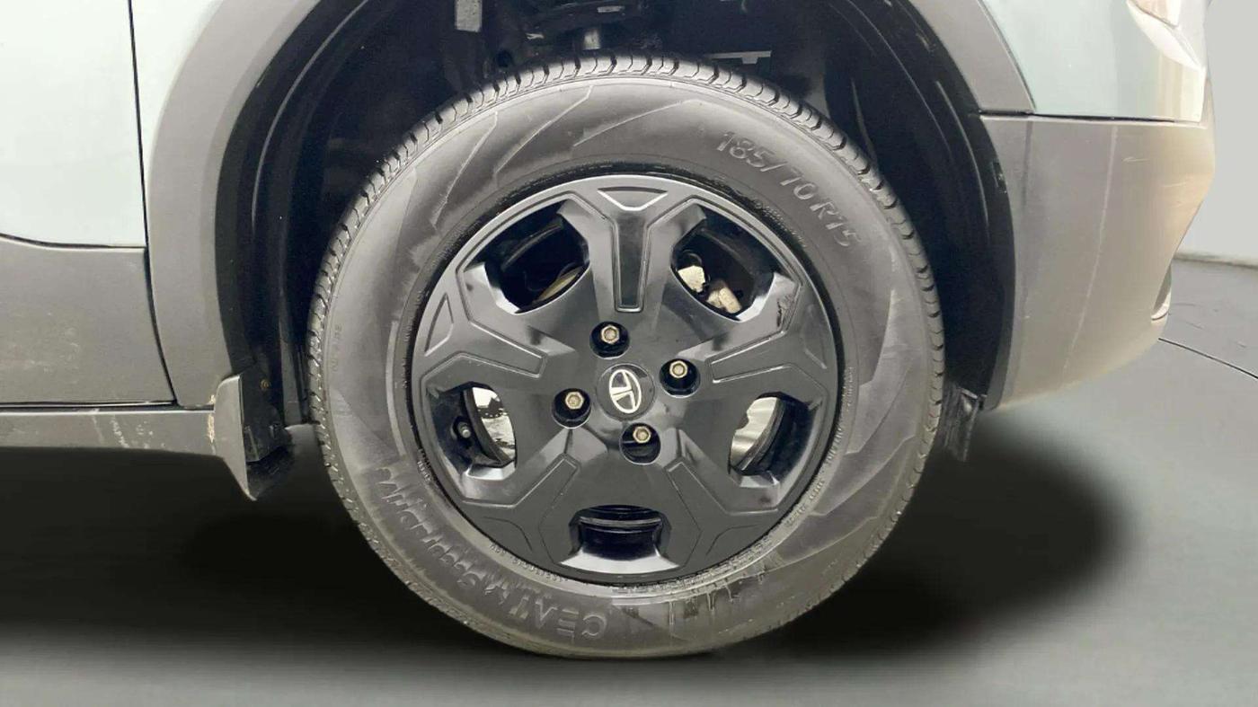 2022 Tata PUNCH ACCOMPLISHED MT, Petrol, Manual, 32,117 km, Right Front Wheel