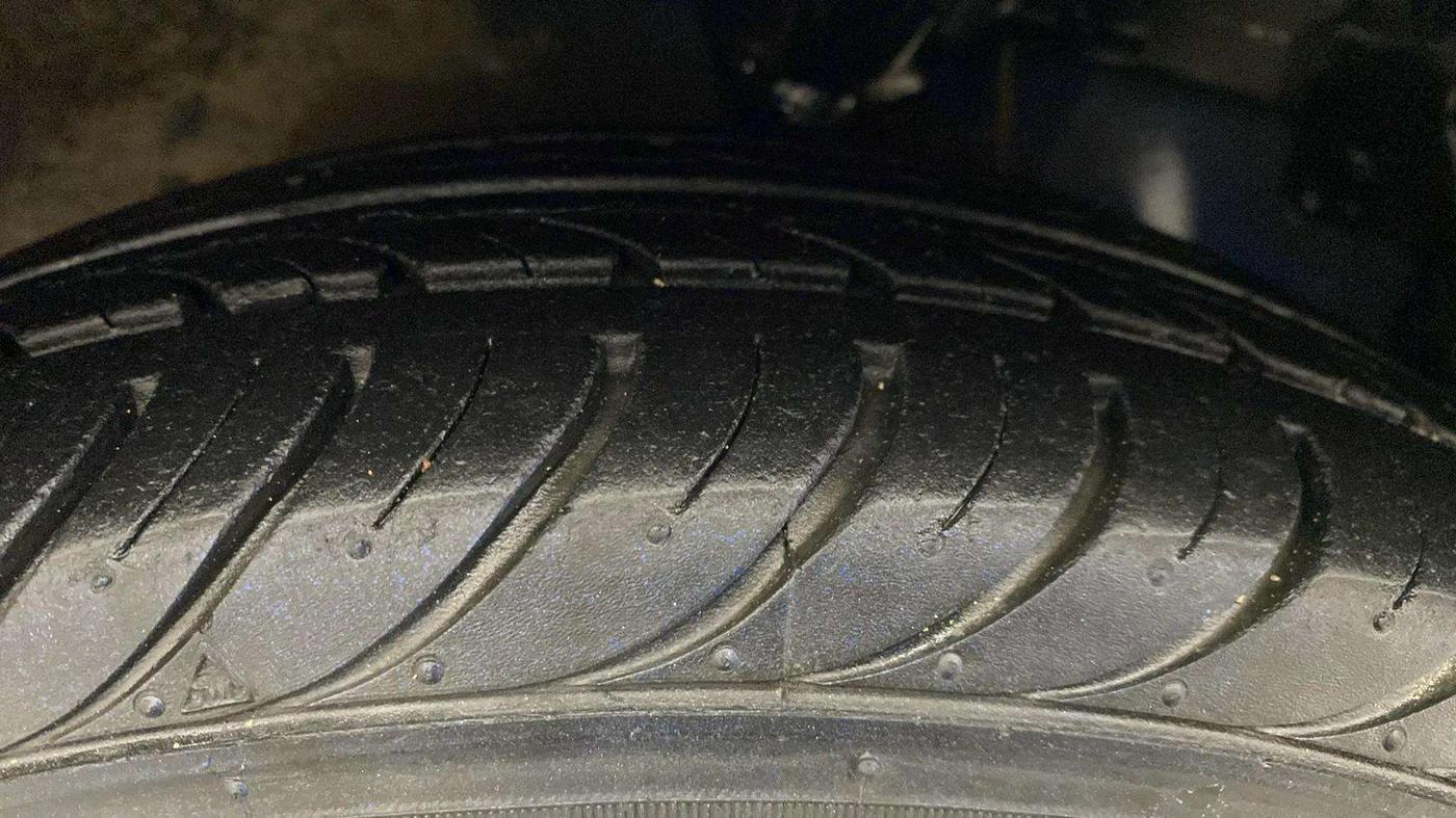2015 Hyundai Eon MAGNA +, Petrol, Manual, 37,579 km, Right Front Tyre Tread