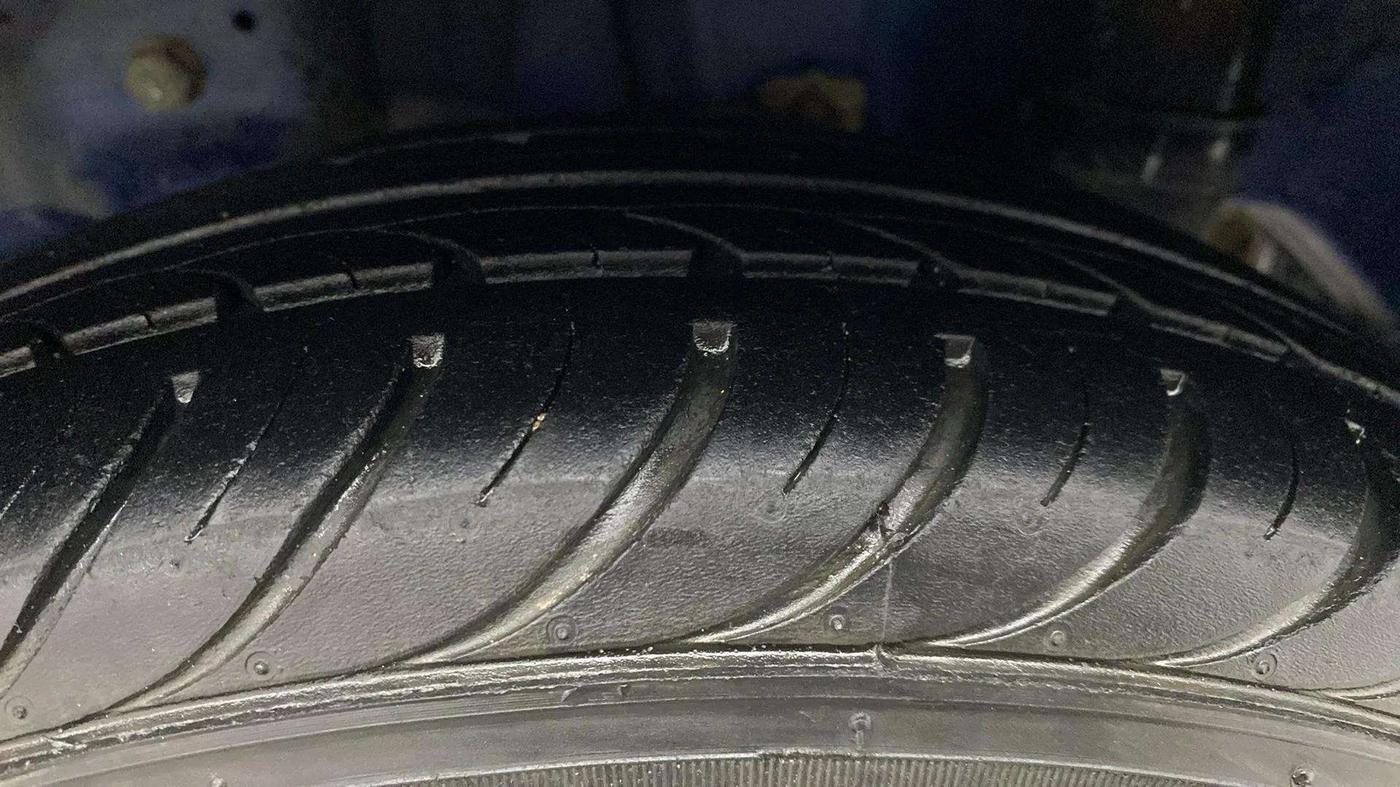 2015 Hyundai Eon MAGNA +, Petrol, Manual, 37,579 km, Left Rear Tyre Tread