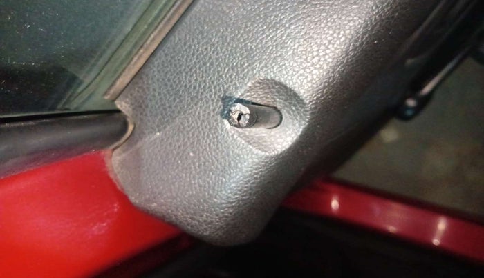 2017 Renault Kwid RXT 1.0, Petrol, Manual, 32,495 km, Lock system - Door lock knob has minor damage