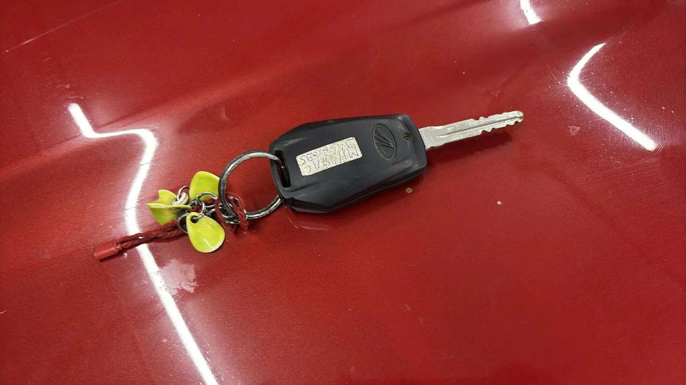 2016 Mahindra Kuv100 K6 PLUS 6 STR, Petrol, Manual, 46,427 km, Key Close Up