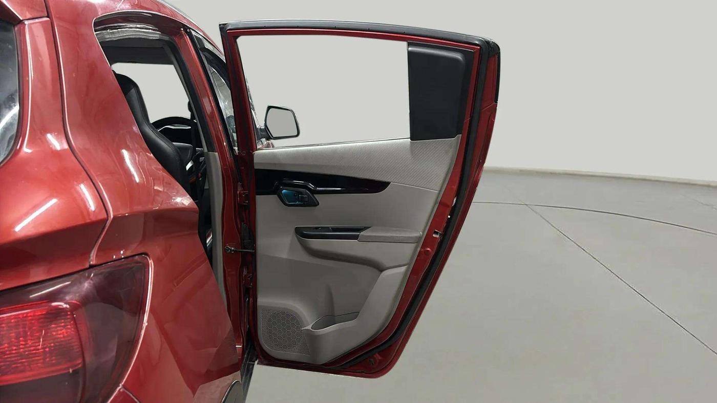 2016 Mahindra Kuv100 K6 PLUS 6 STR, Petrol, Manual, 46,427 km, RHS Rear Door