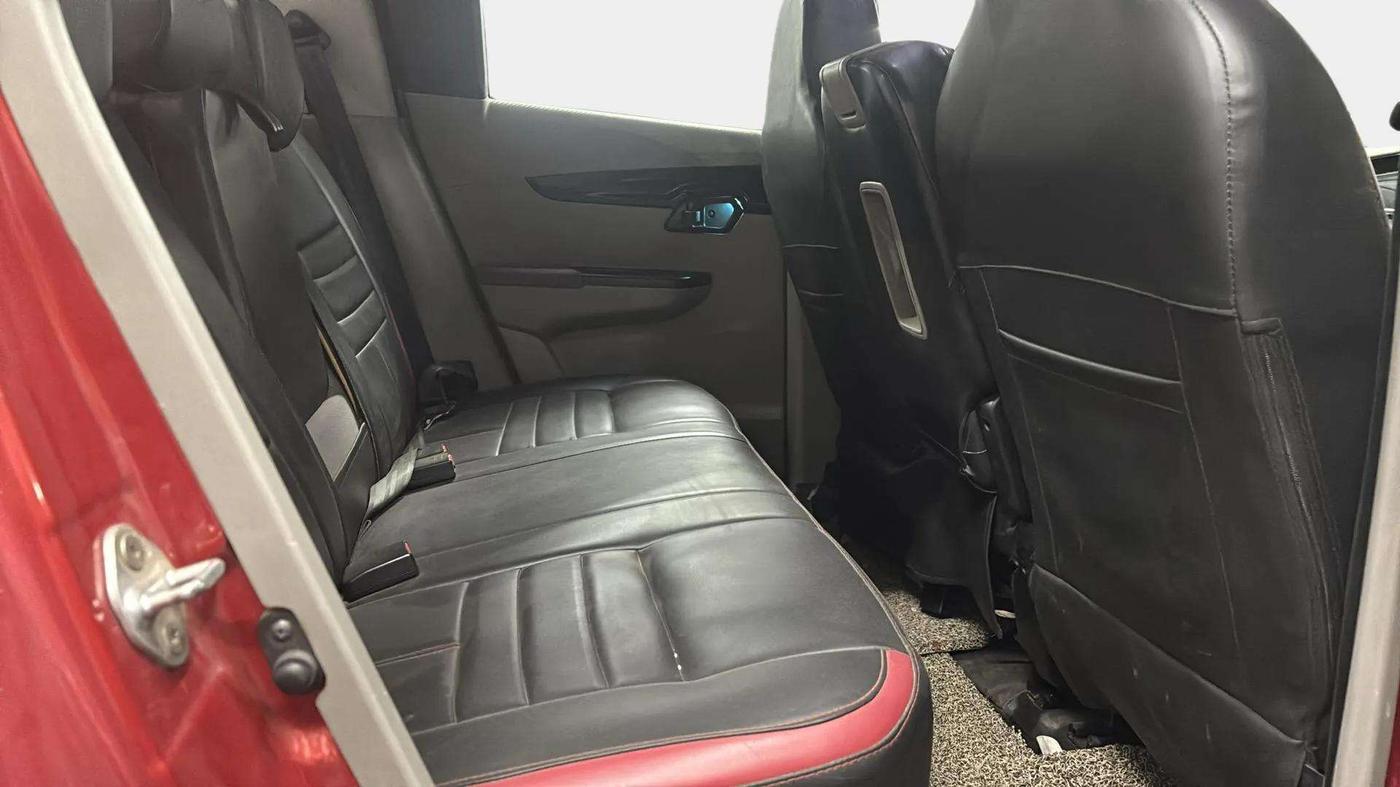 2016 Mahindra Kuv100 K6 PLUS 6 STR, Petrol, Manual, 46,427 km, Right Side Rear Door Cabin