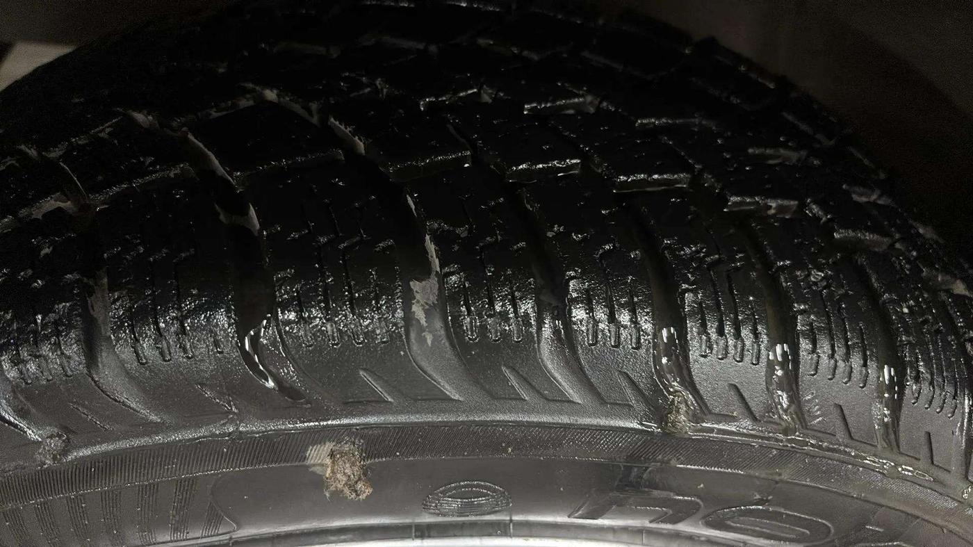 2016 Mahindra Kuv100 K6 PLUS 6 STR, Petrol, Manual, 46,427 km, Left Front Tyre Tread