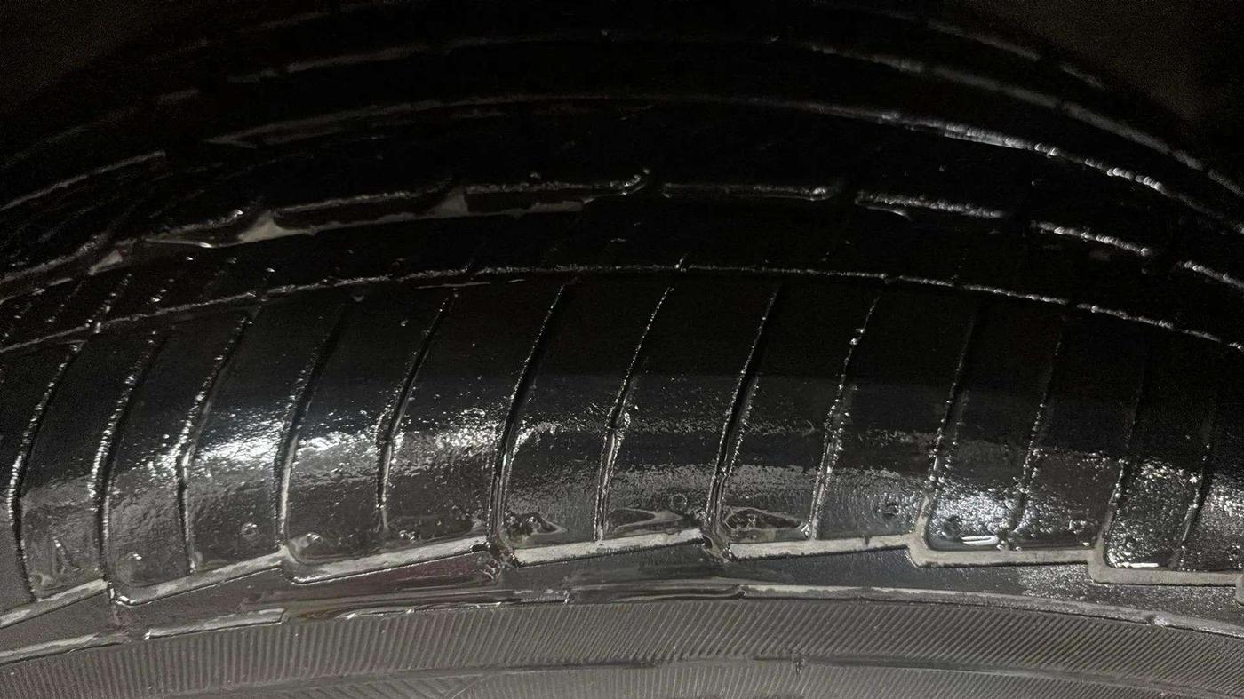 2016 Mahindra Kuv100 K6 PLUS 6 STR, Petrol, Manual, 46,427 km, Right Front Tyre Tread