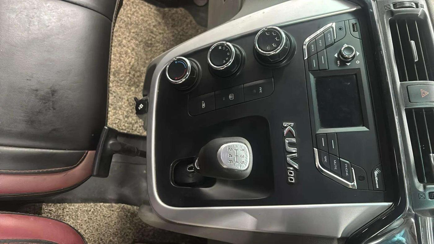 2016 Mahindra Kuv100 K6 PLUS 6 STR, Petrol, Manual, 46,427 km, Gear Lever