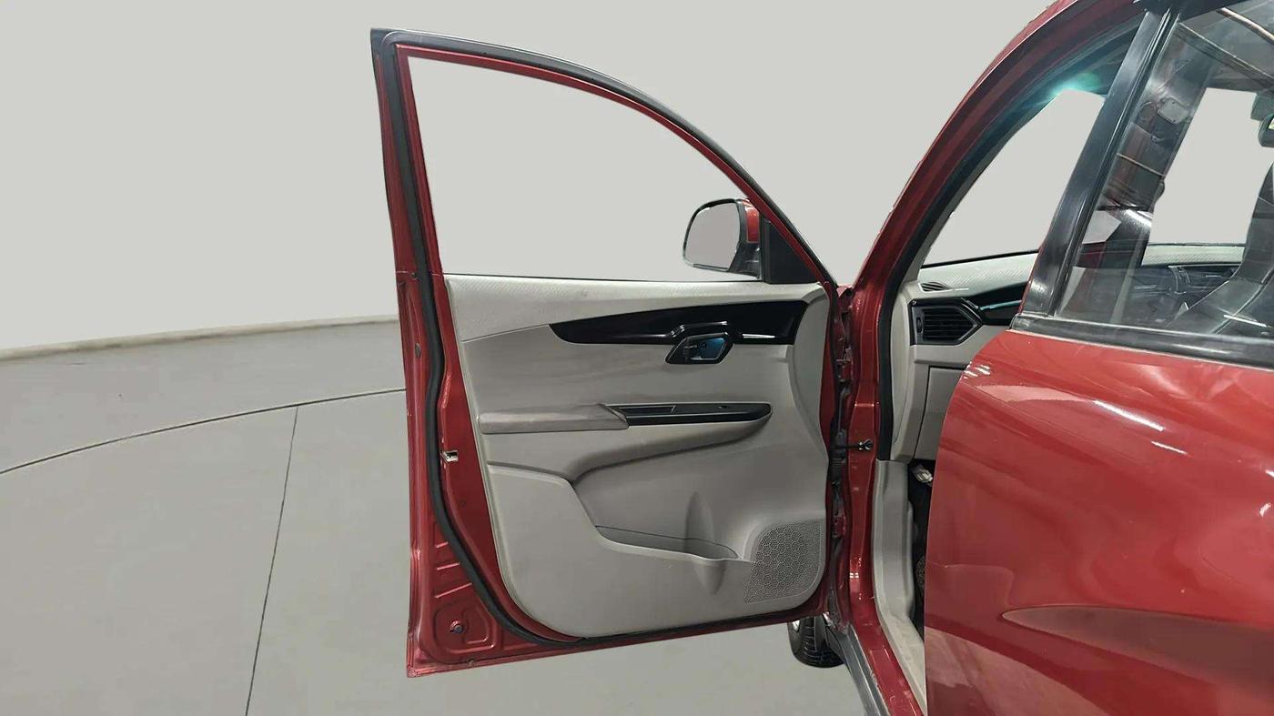 2016 Mahindra Kuv100 K6 PLUS 6 STR, Petrol, Manual, 46,427 km, LHS Front Door