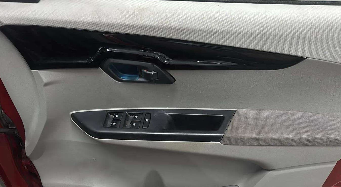 2016 Mahindra Kuv100 K6 PLUS 6 STR, Petrol, Manual, 46,427 km, Driver Side Door Panels Control