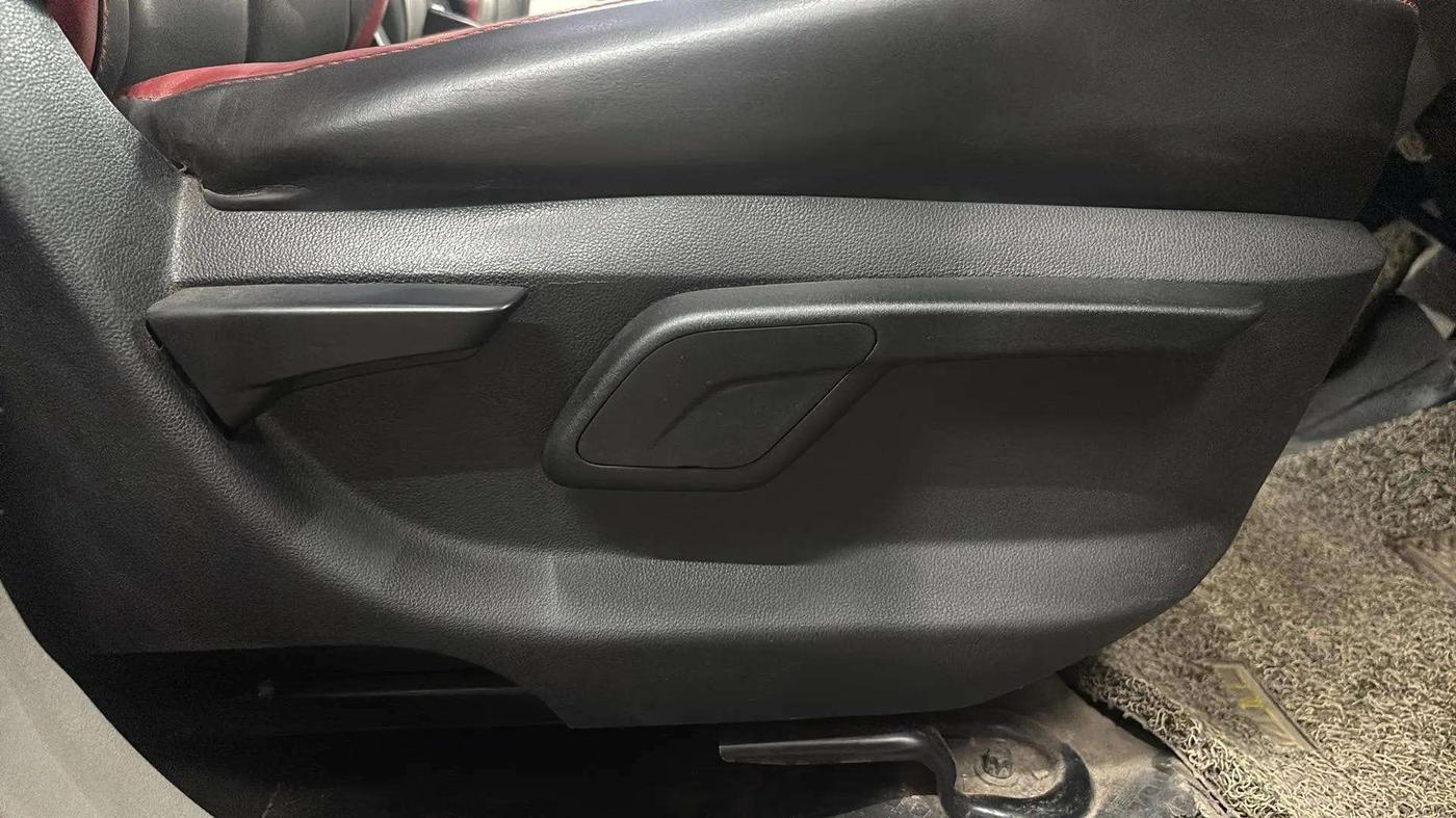 2016 Mahindra Kuv100 K6 PLUS 6 STR, Petrol, Manual, 46,427 km, Driver Side Adjustment Panel