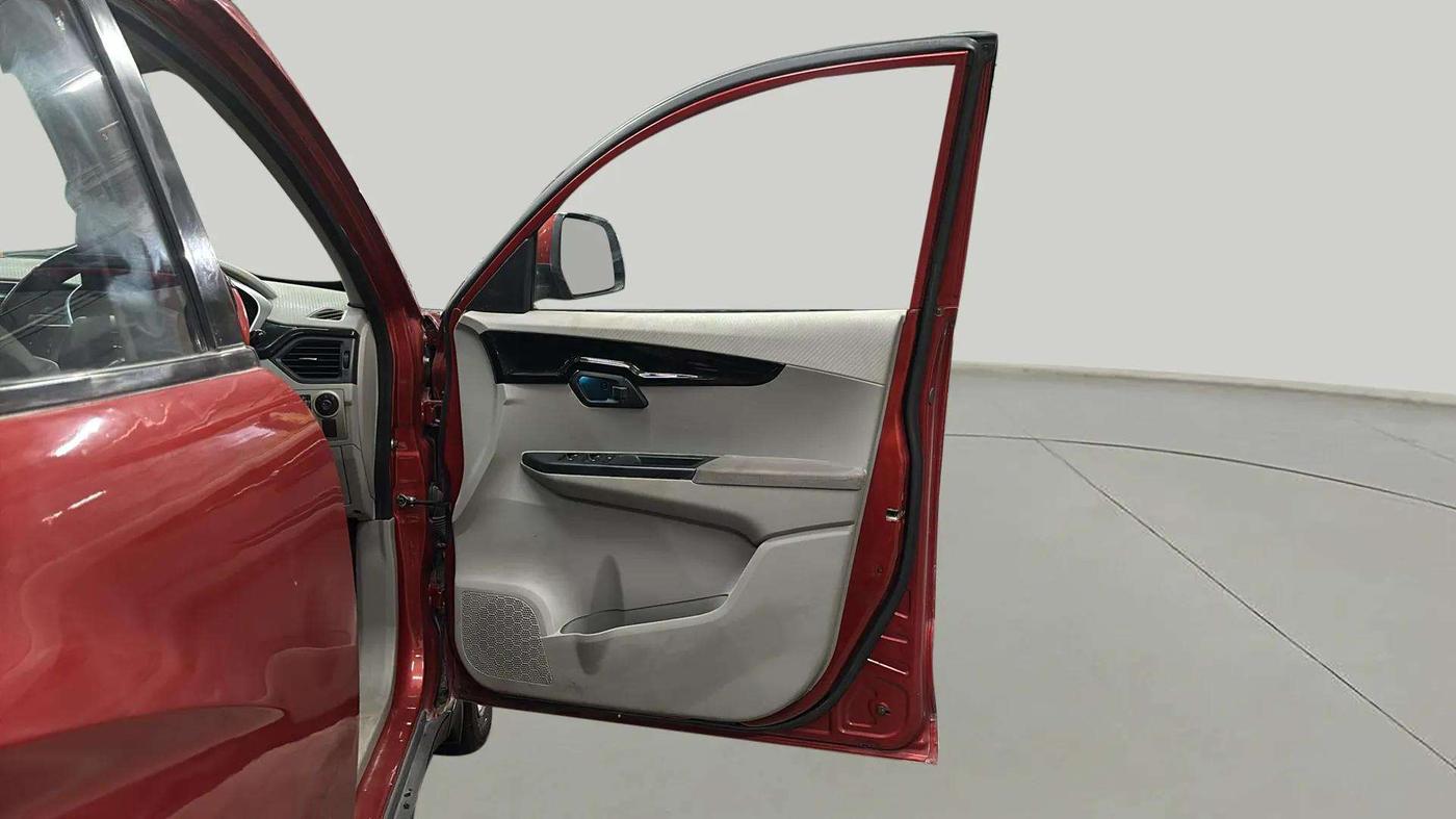 2016 Mahindra Kuv100 K6 PLUS 6 STR, Petrol, Manual, 46,427 km, RHS Front Door