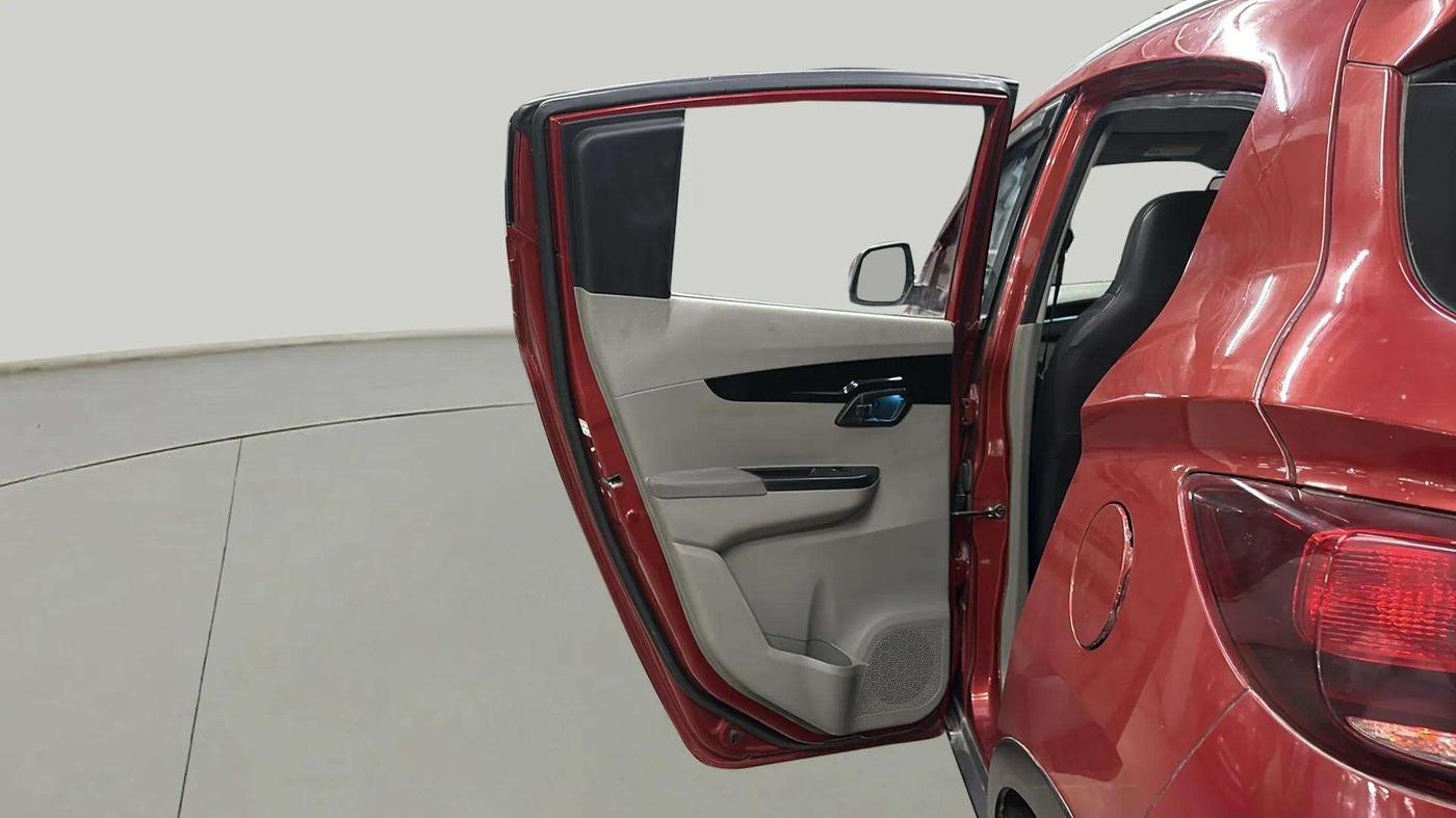 2016 Mahindra Kuv100 K6 PLUS 6 STR, Petrol, Manual, 46,427 km, LHS Rear Door