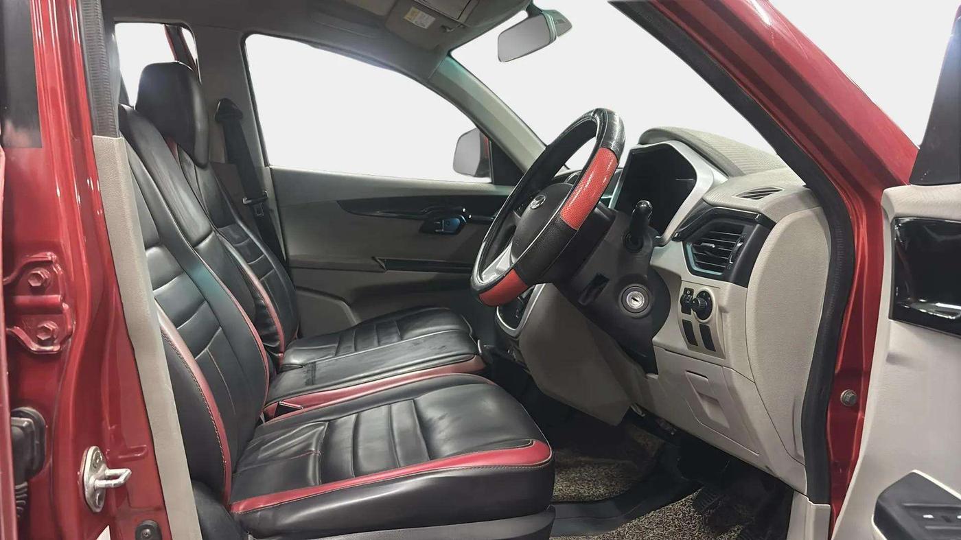 2016 Mahindra Kuv100 K6 PLUS 6 STR, Petrol, Manual, 46,427 km, Right Side Front Door Cabin