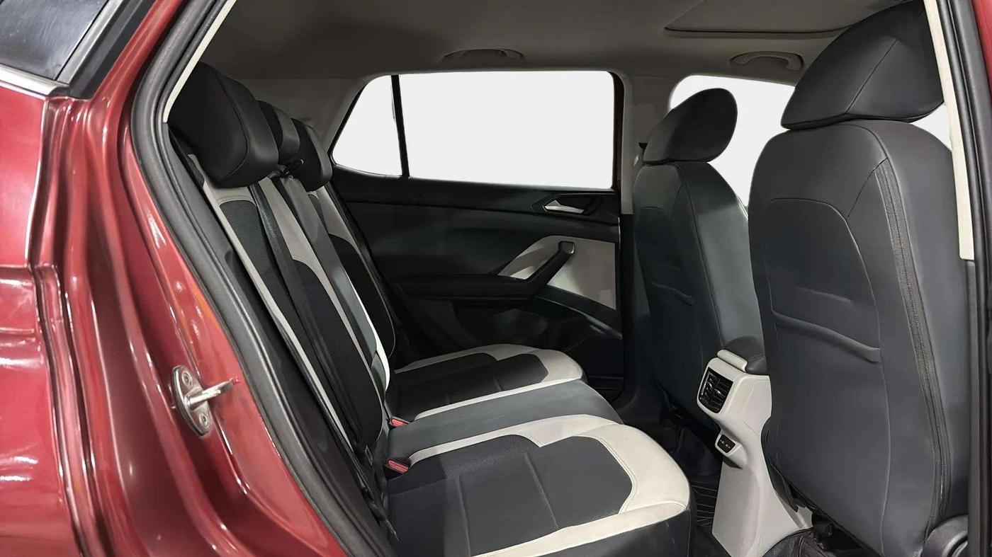 2022 Volkswagen TAIGUN TOPLINE 1.0 TSI AT, Petrol, Automatic, 35,611 km, Right Side Rear Door Cabin