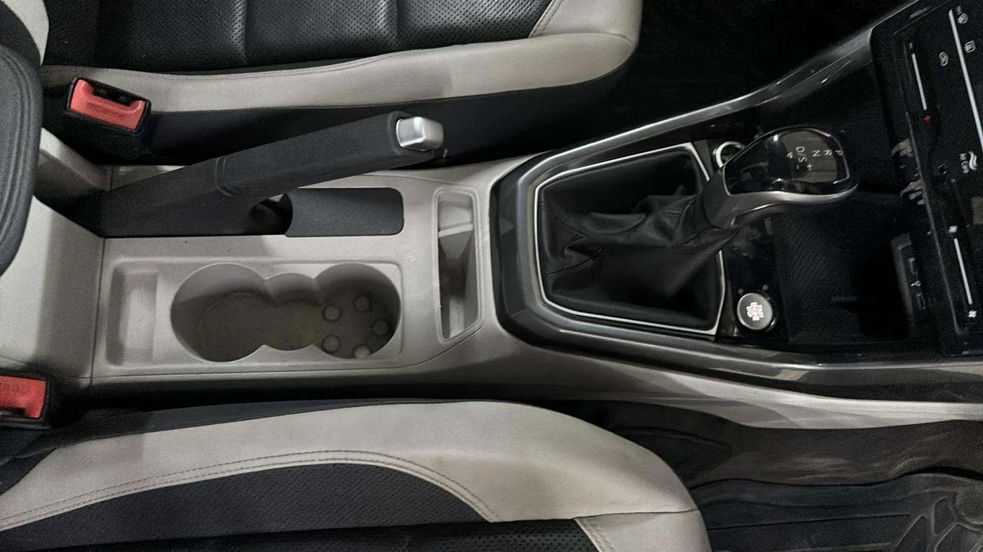 2022 Volkswagen TAIGUN TOPLINE 1.0 TSI AT, Petrol, Automatic, 35,611 km, Gear Lever
