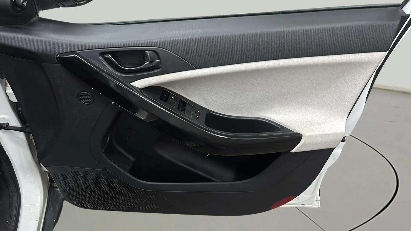 2024 Tata NEXON PURE SUNROOF 1.2 PETROL, Petrol, Manual, 3,828 km, Driver Side Door Panels Control