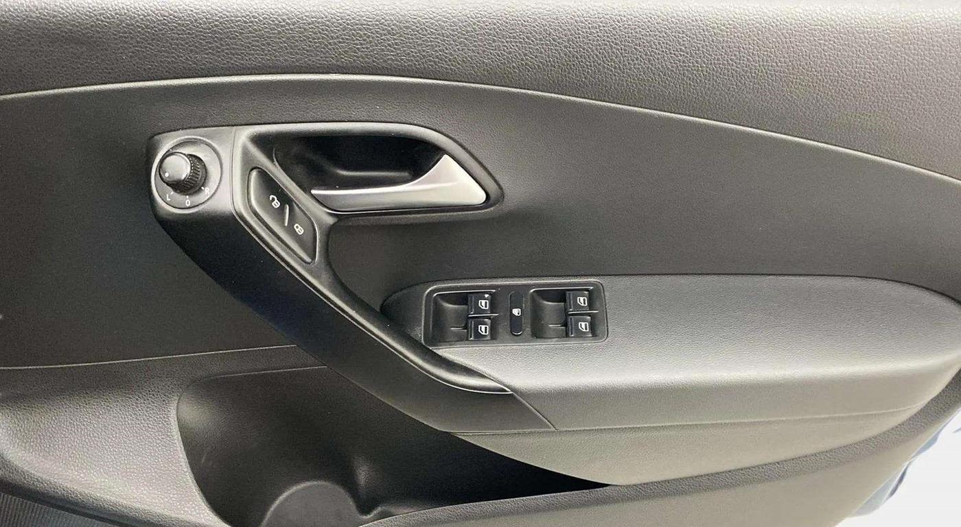 2017 Volkswagen Polo COMFORTLINE 1.2L, Petrol, Manual, 94,000 km, Driver Side Door Panels Control