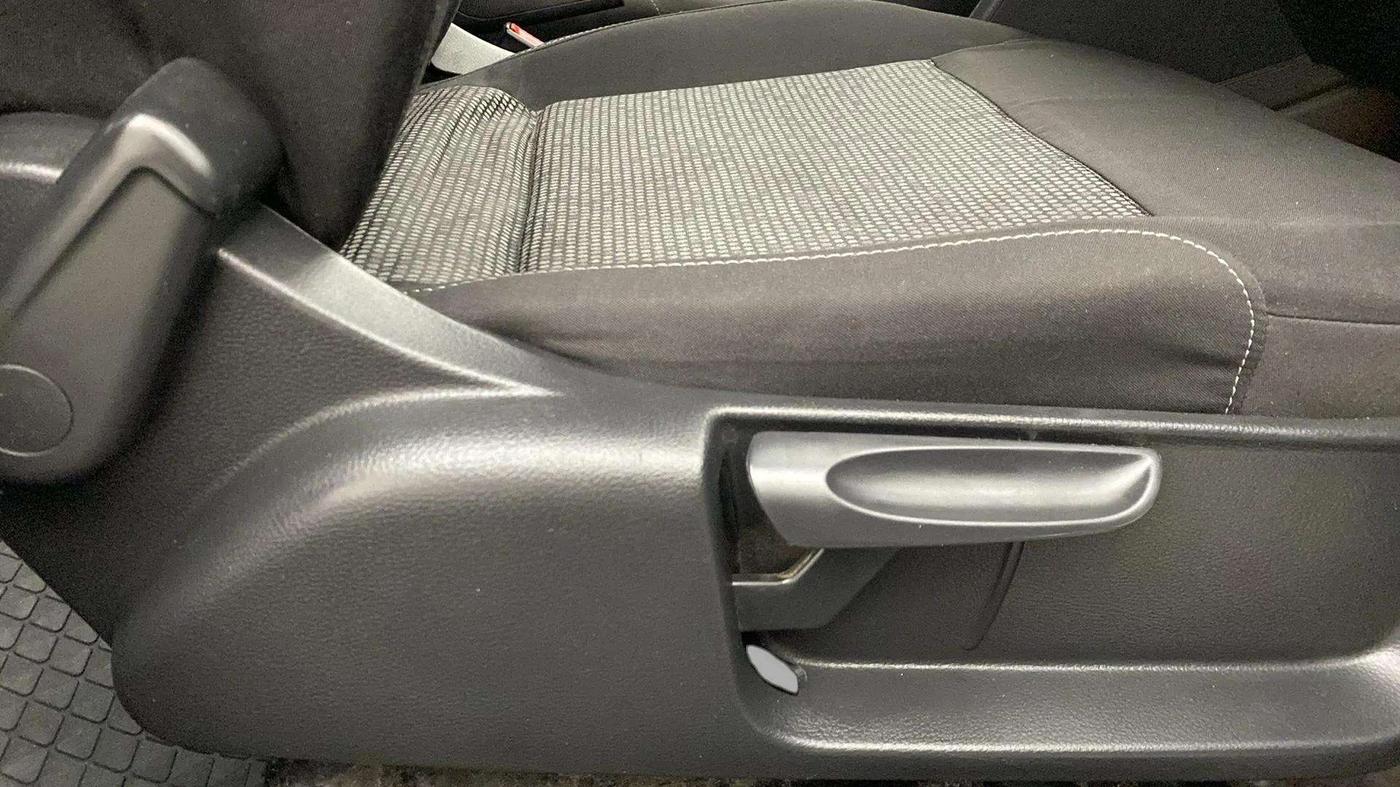 2017 Volkswagen Polo COMFORTLINE 1.2L, Petrol, Manual, 94,000 km, Driver Side Adjustment Panel