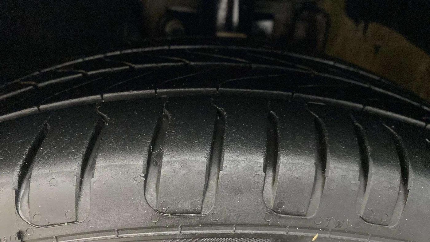 2017 Volkswagen Polo COMFORTLINE 1.2L, Petrol, Manual, 94,000 km, Left Front Tyre Tread