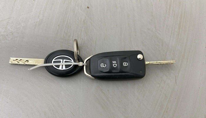 2020 Tata Tiago XZA PLUS PETROL, Petrol, Automatic, 76,100 km, Key Close Up