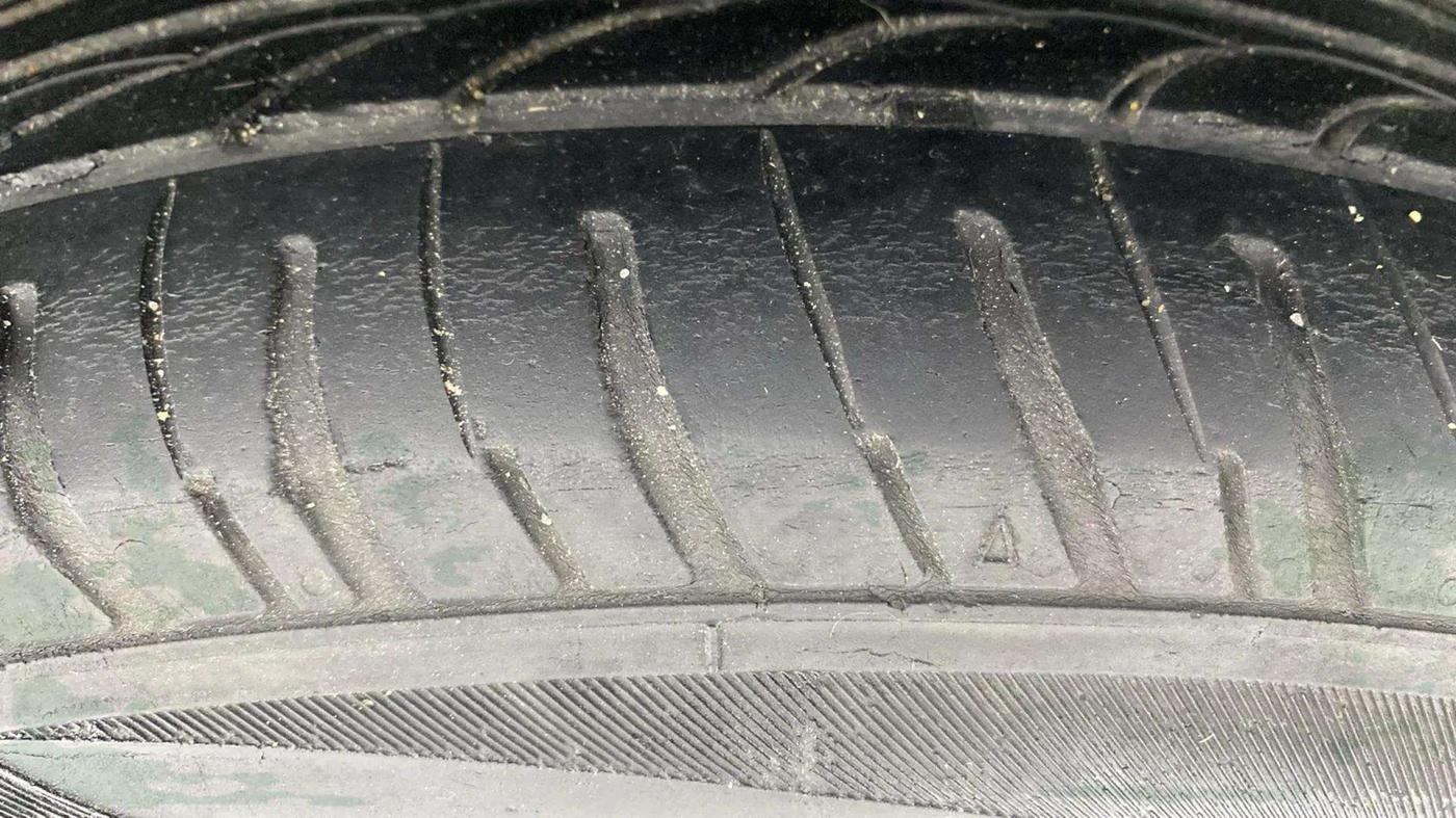 2017 Volkswagen Ameo TRENDLINE 1.5L, Diesel, Manual, 48,196 km, Left Front Tyre Tread