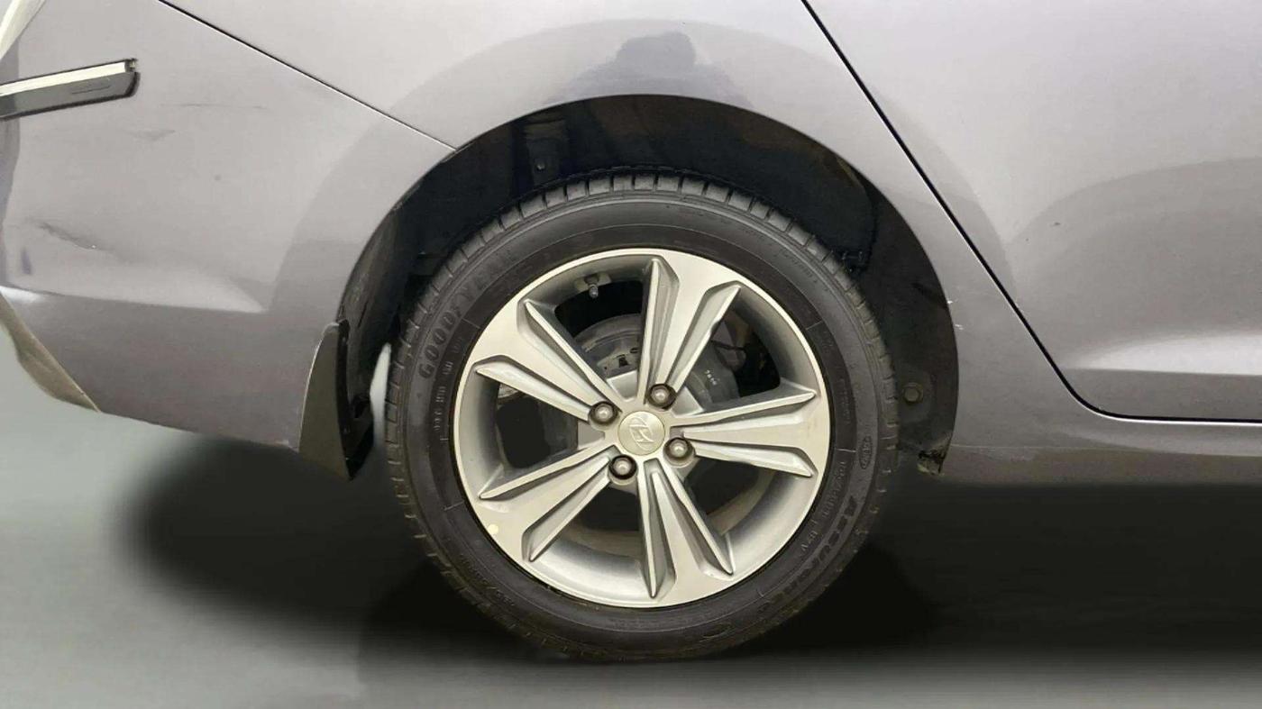 2018 Hyundai Verna 1.6 VTVT SX, Petrol, Manual, 19,421 km, Right Rear Wheel