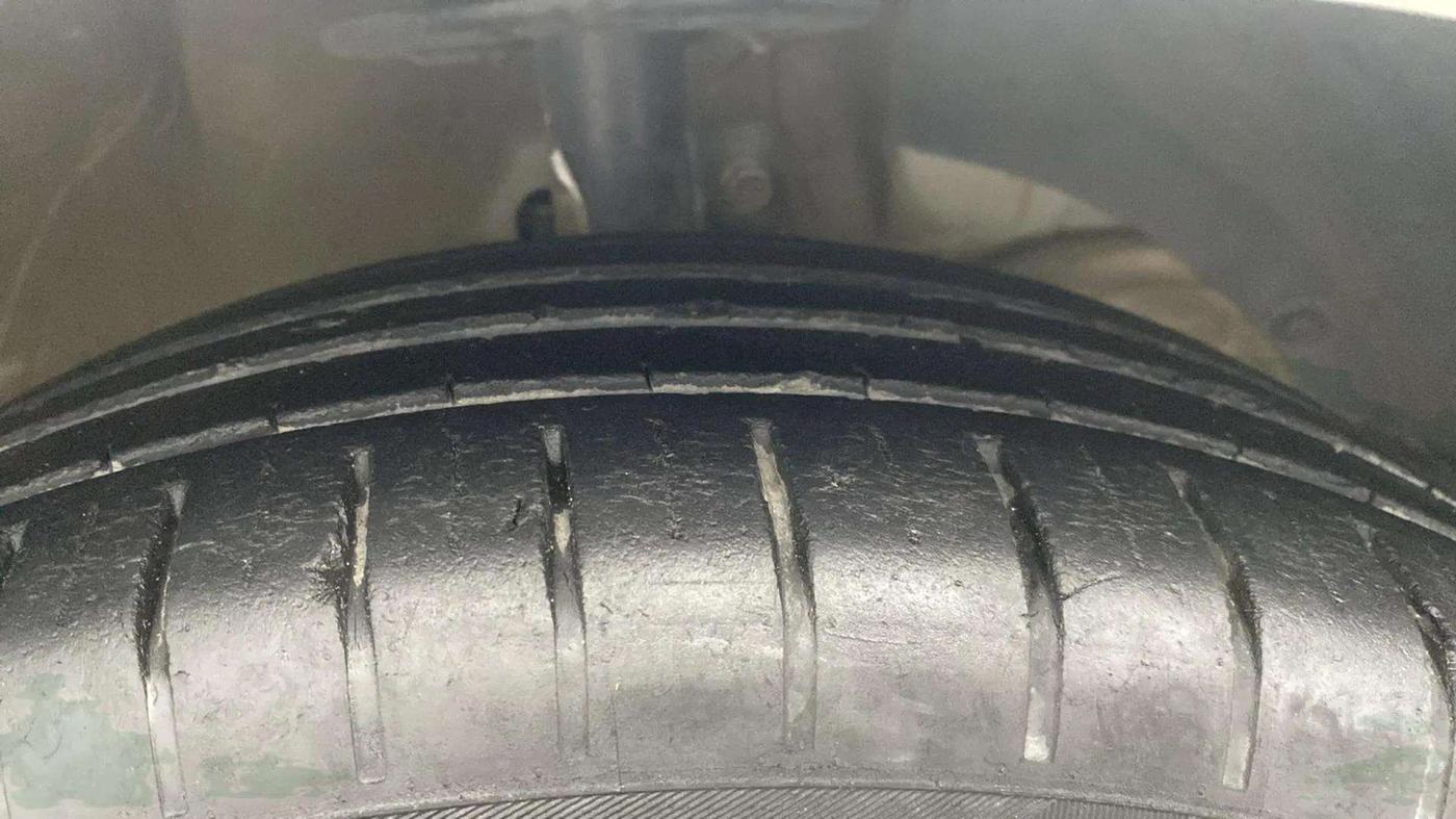 2021 Maruti Swift ZXI AMT, Petrol, Automatic, 40,152 km, Right Front Tyre Tread