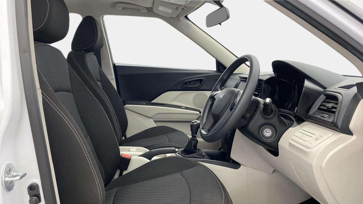 2024 Mahindra XUV300 W4 1.2 PETROL, Petrol, Manual, 3,562 km, Right Side Front Door Cabin