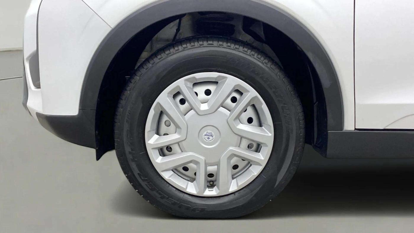 2024 Mahindra XUV300 W4 1.2 PETROL, Petrol, Manual, 3,562 km, Left Front Wheel