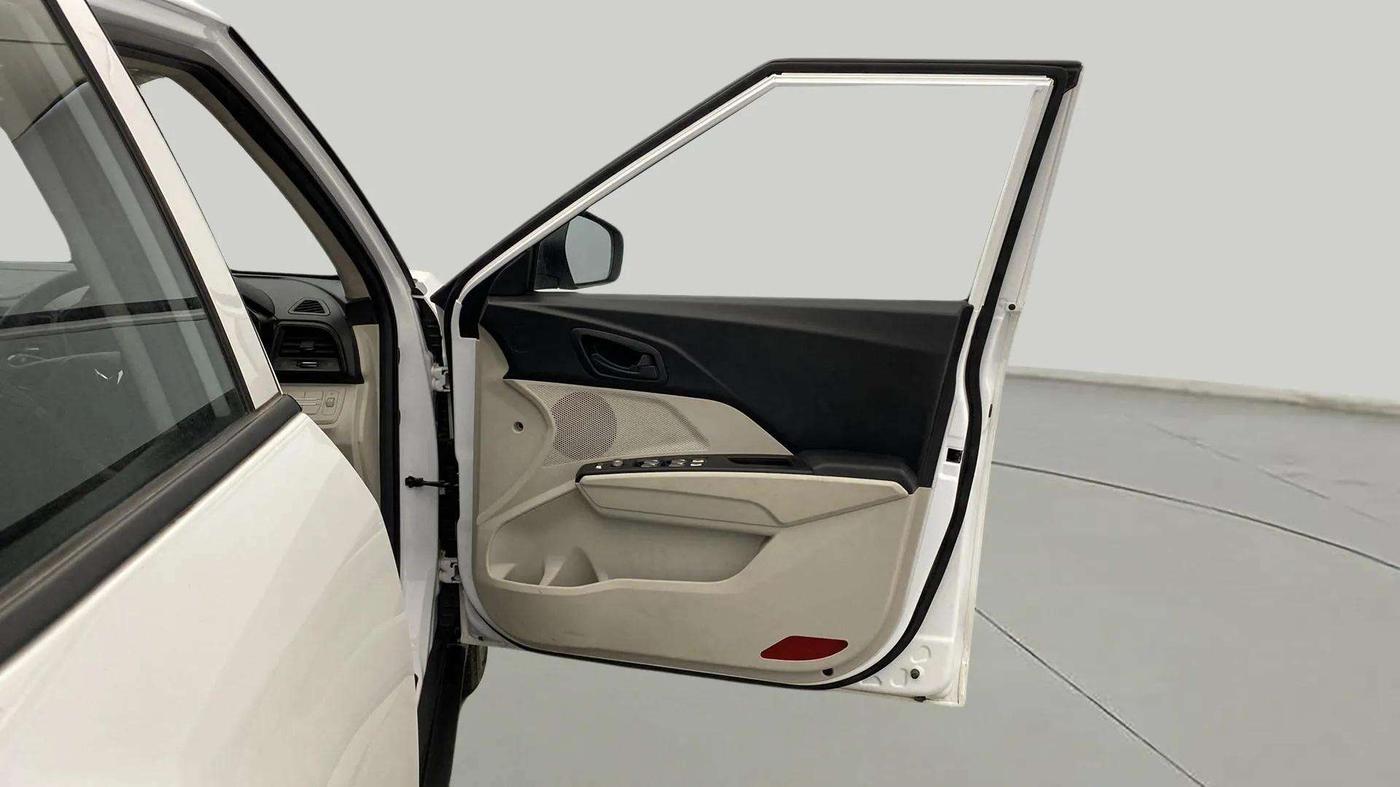 2024 Mahindra XUV300 W4 1.2 PETROL, Petrol, Manual, 3,562 km, RHS Front Door