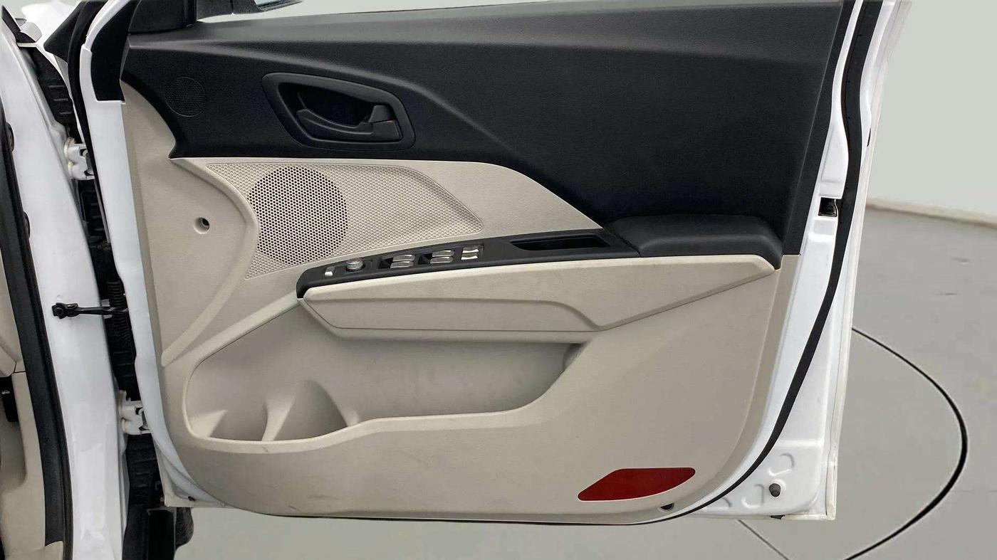 2024 Mahindra XUV300 W4 1.2 PETROL, Petrol, Manual, 3,562 km, Driver Side Door Panels Control