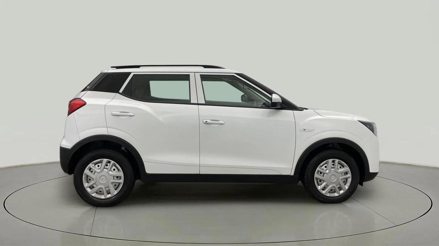 2024 Mahindra XUV300 W4 1.2 PETROL, Petrol, Manual, 3,562 km, Right Side View