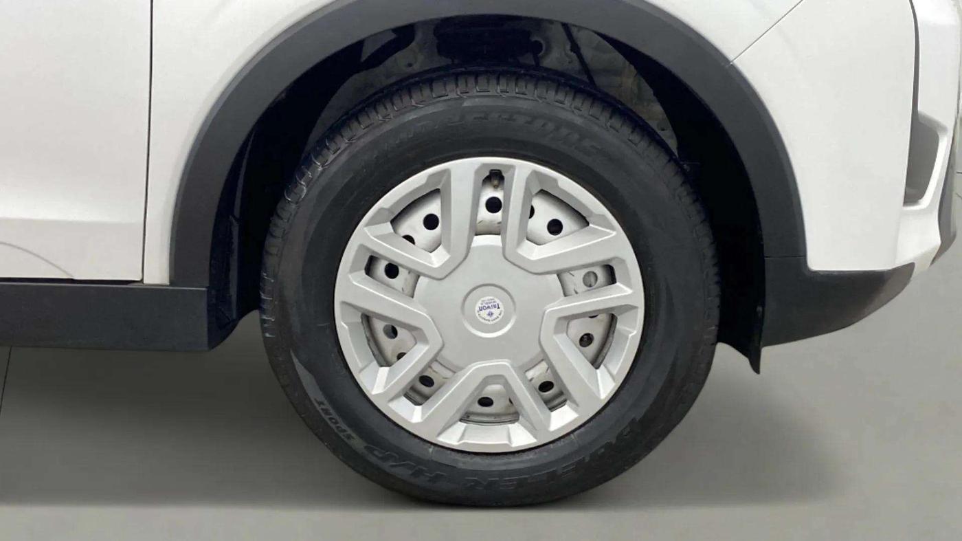 2024 Mahindra XUV300 W4 1.2 PETROL, Petrol, Manual, 3,562 km, Right Front Wheel