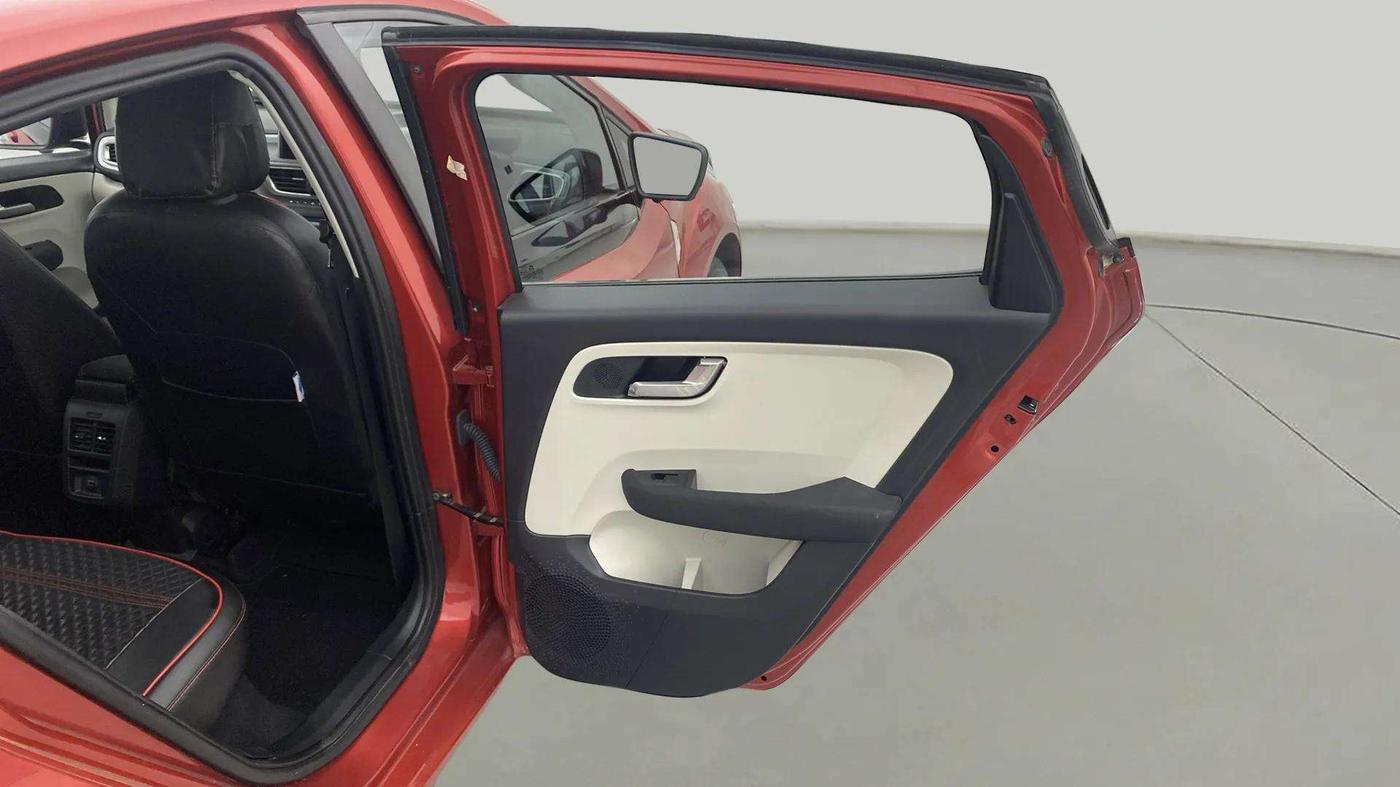 2023 Tata ALTROZ XZA + SUNROOF, Petrol, Automatic, 6,154 km, RHS Rear Door